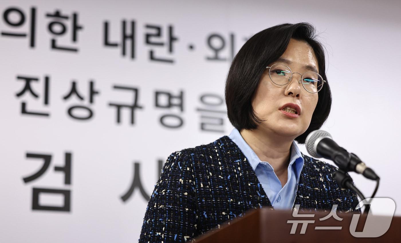 본문 이미지 - 김지미 특검보가 11일 경기 과천 2차 종합특검 사무실에서 언론브리핑을 하고 있다. 2026.3.11 ⓒ 뉴스1 김도우 기자