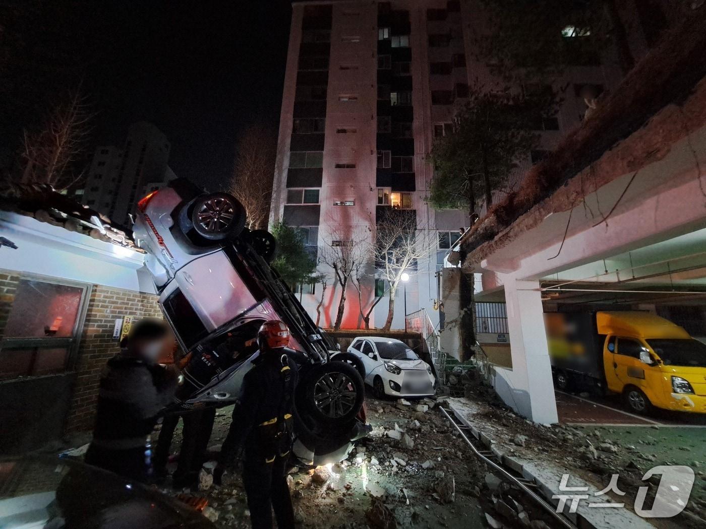 본문 이미지 - 10일 오후 10시께 울산 중구의 한 아파트에서 SUV가 추락했다.(울산경찰청 제공. 재판매 및 DB금지)/뉴스1