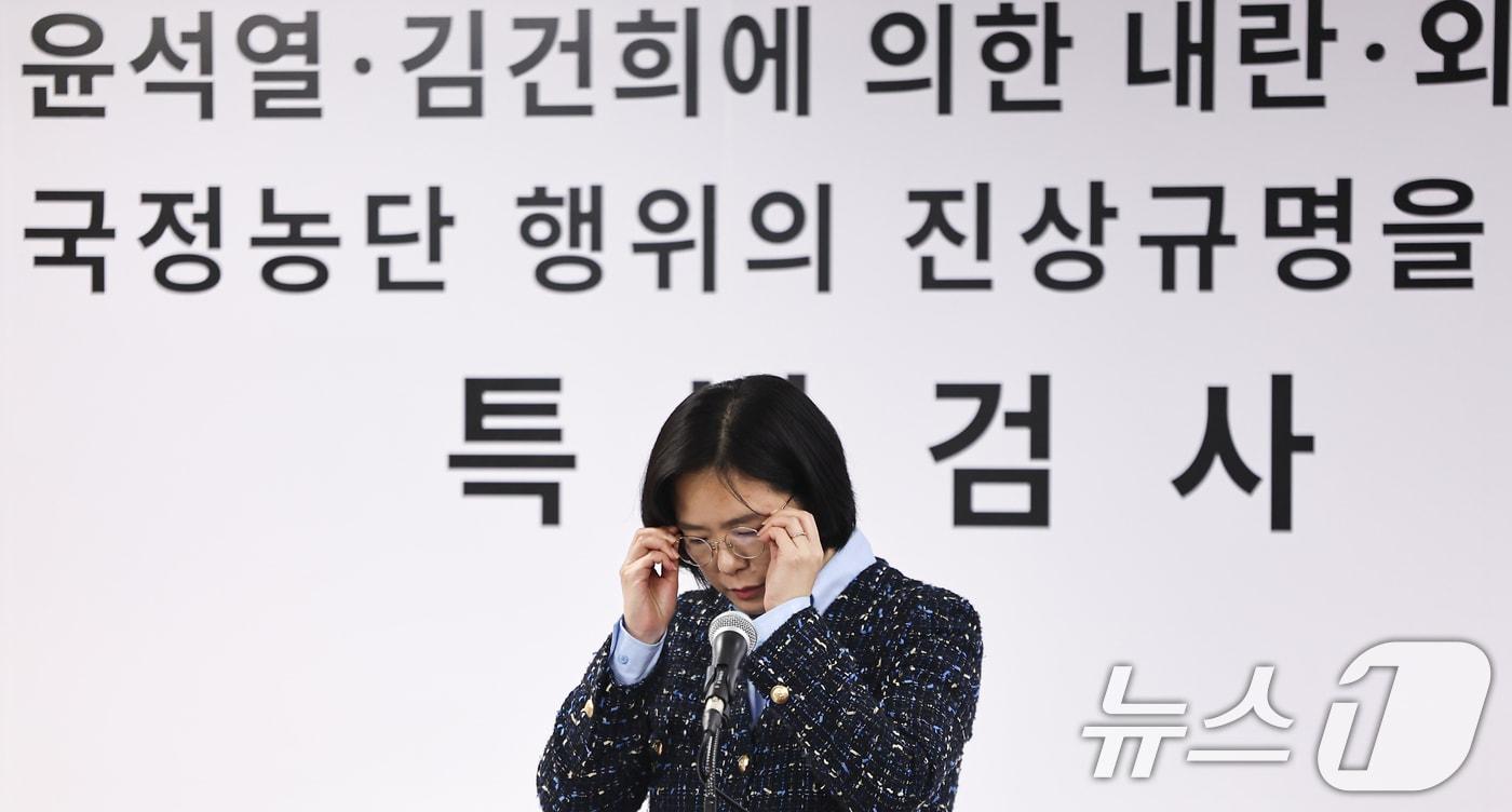 본문 이미지 - 김지미 특검보가 지난 11일 경기 과천 2차 종합특검 사무실에서 언론브리핑에 앞서 안경을 쓰고 있다. ⓒ 뉴스1 김도우 기자