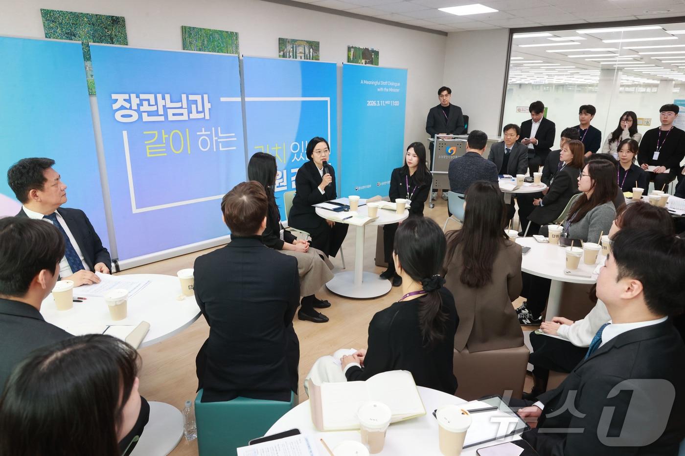 본문 이미지 - 한성숙 중소벤처기업부 장관이 11일 대전 소상공인시장진흥공단을 방문해 공단 임직원들과 중동 상황 관련 소상공인 현장 상황을 점검하고 정책 집행 과정의 애로사항을 논의하고 있다. (중소벤처기업부 제공. 재판매 및 DB 금지) 2026.3.11 ⓒ 뉴스1