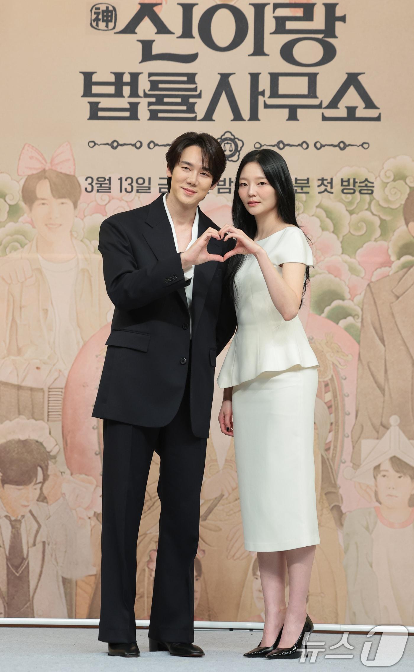 본문 이미지 - 배우 유연석과 이솜(오른쪽)이 11일 서울 양천구 목동 SBS에서 열린 새 금토드라마 '신이랑 법률사무소'(극본 김가영, 강철규/ 연출 신중훈) 제작발표회에 참석해 포즈를 취하고 있다. '신이랑 법률사무소'는 망자의 한을 통쾌하게 풀어주는 '신들린 변호사' 신이랑(유연석 분)과 승소에 모든 것을 건 '냉혈 엘리트 변호사' 한나현(이솜 분)의 기묘하고도 따뜻한 한풀이 어드벤처를 그린 드라마다. 2026.3.11 ⓒ 뉴스1 권현진 기자