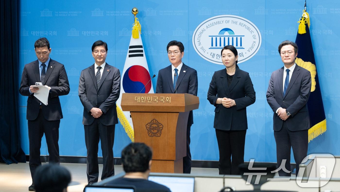 본문 이미지 - 정원오 더불어민주당 서울시장 예비후보가 11일 서울 여의도 국회 소통관에서 열린 국회출입기자단 프레스데이에서 인사말하고 있다. 2026.3.11 ⓒ 뉴스1 이승배 기자