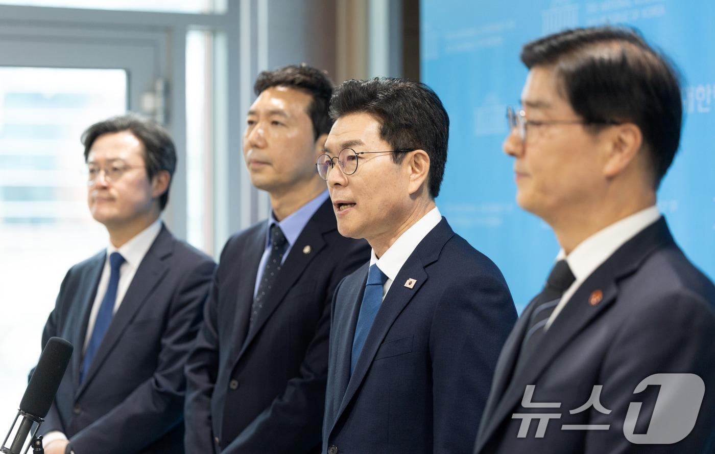 본문 이미지 - 정원오 더불어민주당 서울시장 예비후보가 11일 서울 여의도 국회 소통관에서 열린 국회출입기자단 프레스데이에서 취재진의 질문에 답변하고 있다. 2026.3.11 ⓒ 뉴스1 이승배 기자