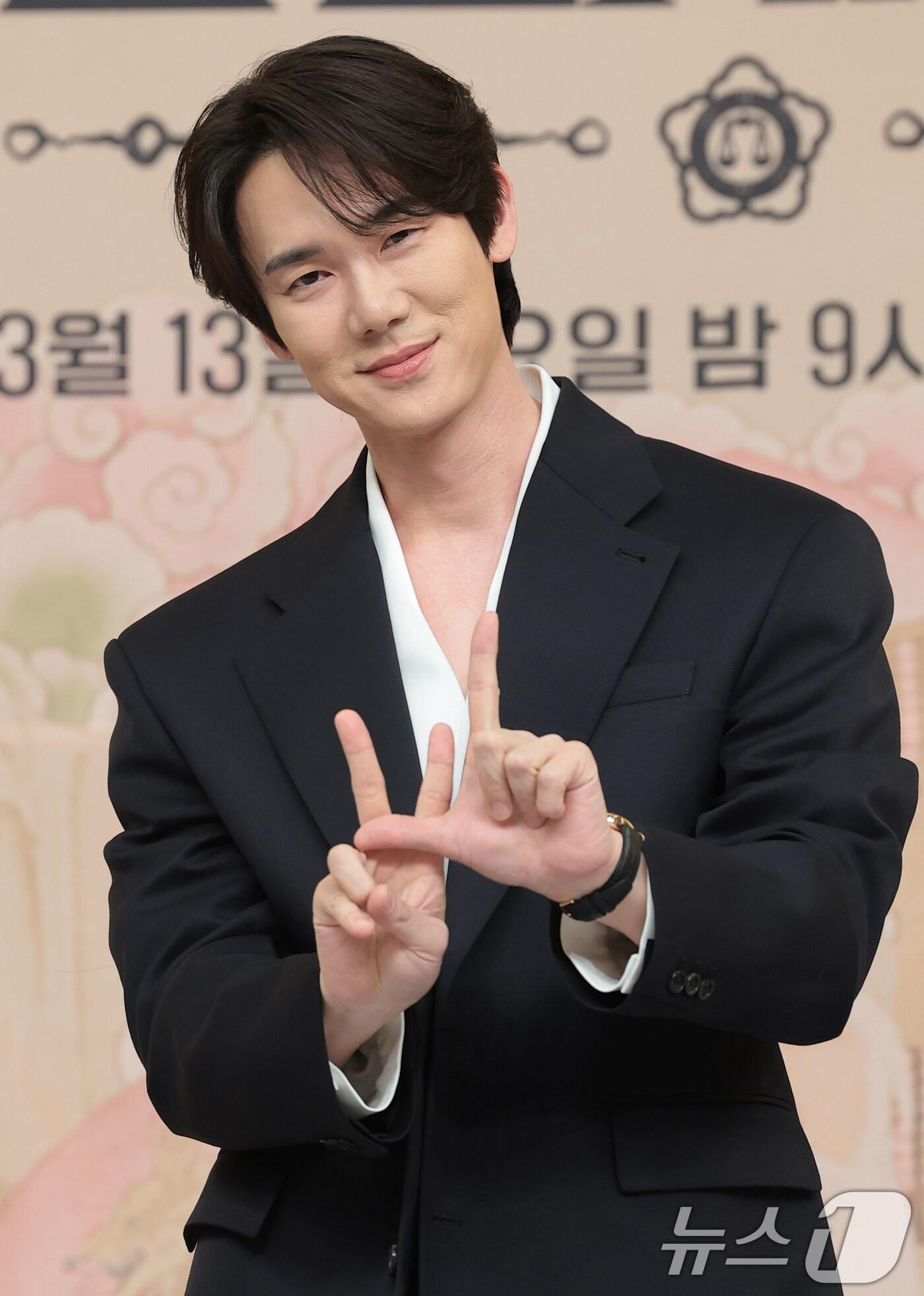 본문 이미지 - 배우 유연석이 11일 서울 양천구 목동 SBS에서 열린 새 금토드라마 '신이랑 법률사무소'(극본 김가영, 강철규/ 연출 신중훈) 제작발표회에 참석해 포즈를 취하고 있다. '신이랑 법률사무소'는 망자의 한을 통쾌하게 풀어주는 '신들린 변호사' 신이랑(유연석 분)과 승소에 모든 것을 건 '냉혈 엘리트 변호사' 한나현(이솜 분)의 기묘하고도 따뜻한 한풀이 어드벤처를 그린 드라마다. 2026.3.11 ⓒ 뉴스1 권현진 기자