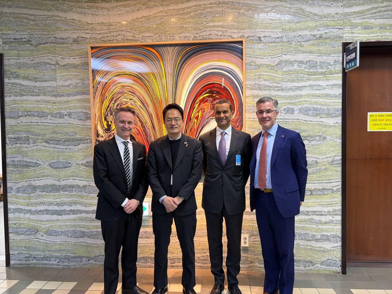 본문 이미지 - 더불어민주당 서울시장 예비후보인 박주민 국회 보건복지위원회 위원장이 일라이 릴리 관계자들과 기념사진을 촬영하고 있다.(박주민 의원실 제공)