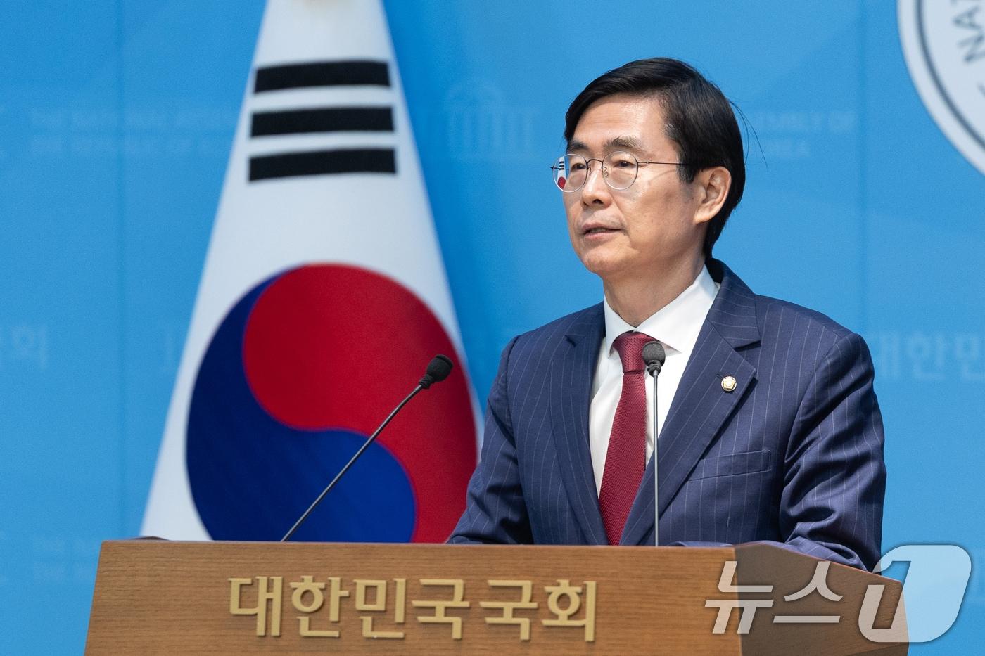 본문 이미지 - 조경태 국민의힘 의원이 11일 서울 여의도 국회 소통관에서 이른바 '절윤' 결의에 따른 후속조치를 촉구하는 기자회견을 하고 있다. 2026.3.11 ⓒ 뉴스1 이승배 기자