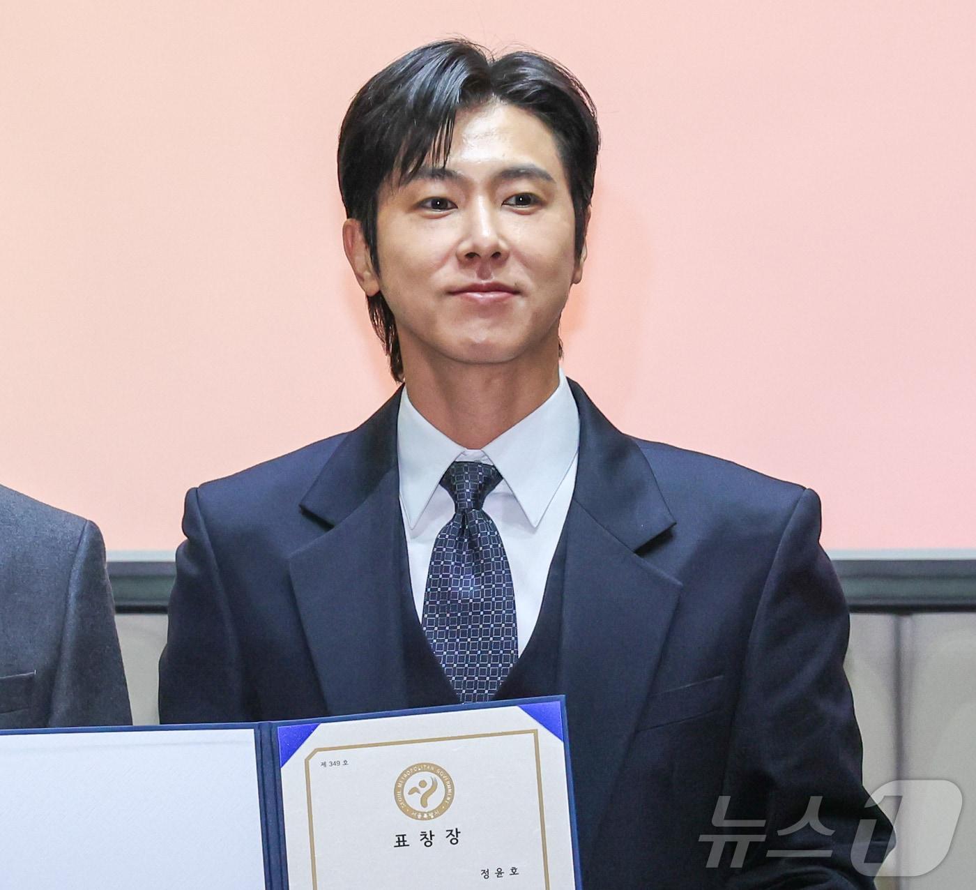 본문 이미지 - 가수 겸 배우 정윤호(유노윤호)가 11일 오전 서울시청에서 열린 2026년 유공납세자 표창장 수여식에서 오세훈 시장으로부터 표창장을 받고 있다. 2026.3.11 ⓒ 뉴스1 안은나 기자
