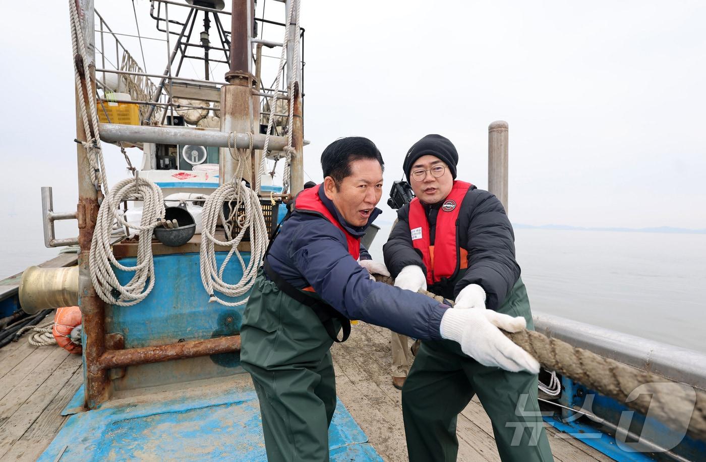 본문 이미지 - 정청래 더불어민주당 대표와 인천시장 후보인 박찬대 의원이 11일 오후 인천 강화군 서검도 앞바다 조업한계선 근처 괴리어장에서 새우잡이 조업 현장 체험을 하고 있다. (공동취재) 2026.3.11 ⓒ 뉴스1 신웅수 기자