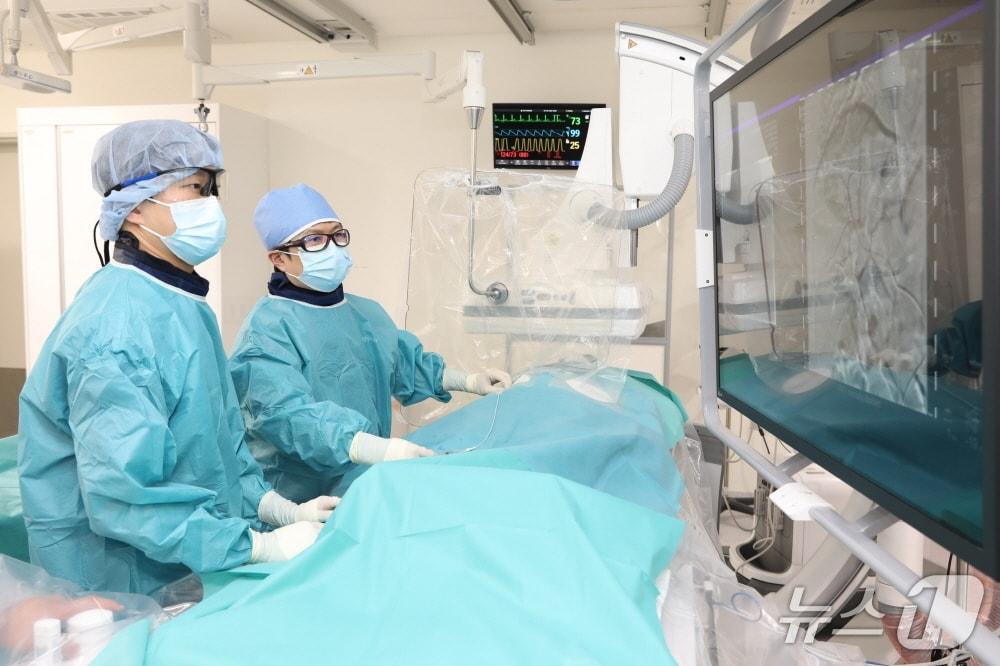 본문 이미지 - '방사선색전술'로 치료하는 이형남 교수.(순천향대 천안병원 제공. 재판매 및 DB금지)