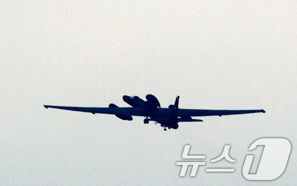 본문 이미지 - 경기 평택시 주한미군 오산공군기지에서 U-2S 고고도정찰기가 이륙을 하고 있다. ⓒ 뉴스1 김영운 기자