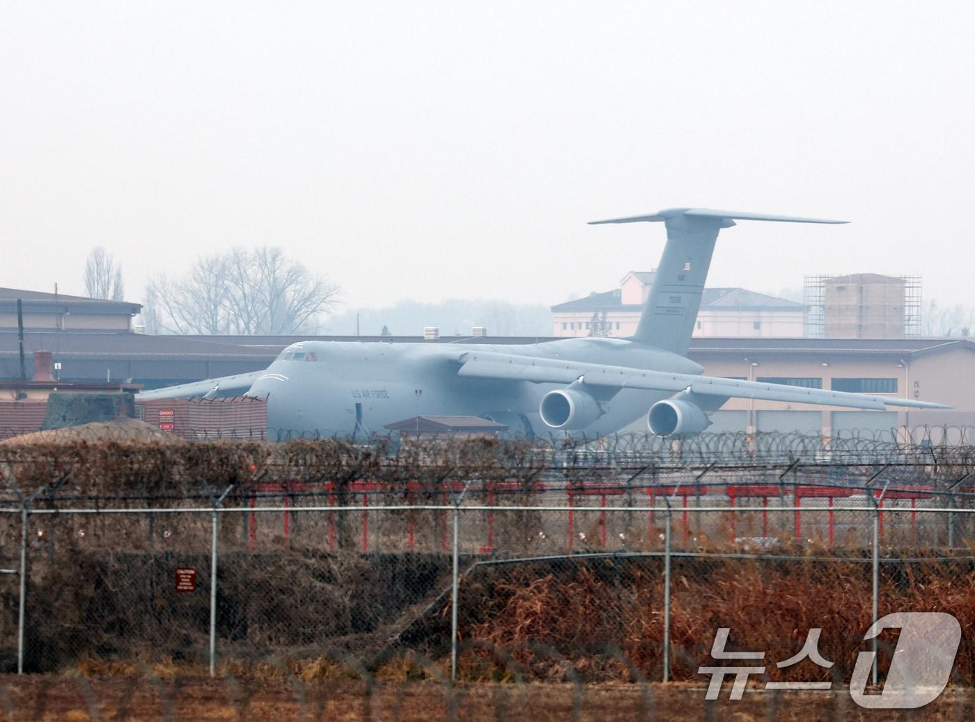 본문 이미지 - 경기 평택시 주한미군 오산공군기지에 C-5 수송기 모습. 2026.3.11 ⓒ 뉴스1 김영운 기자