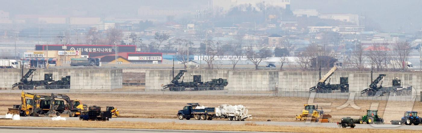 본문 이미지 - 경북 성주에 있는 사드(THAAD·고고도 미사일 방어체계) 발사대 6기가 중동지역으로 반출된 것으로 알려진 가운데 11일 경기 평택시 주한미군 오산공군기지에 방공 무기체계인 패트리엇 미사일 발사대에 요격미사일이 탑재되어 있지 않은 모습을 보이고 있다. 최근 미국은 주한미군의 지대공 방공 무기 패트리엇(PAC-3)에 이어 고고도미사일방어체계 '사드'(THAAD) 장비 일부까지 중동으로 차출하는 움직임이 포착됐다. 2026.3.11 ⓒ 뉴스1 김영운 기자