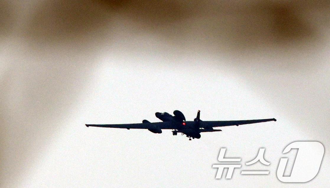 본문 이미지 - 경기 평택시 주한미군 오산공군기지에서 U-2S 고고도정찰기가 이륙을 하고 있다. 2026.3.11 ⓒ 뉴스1 김영운 기자