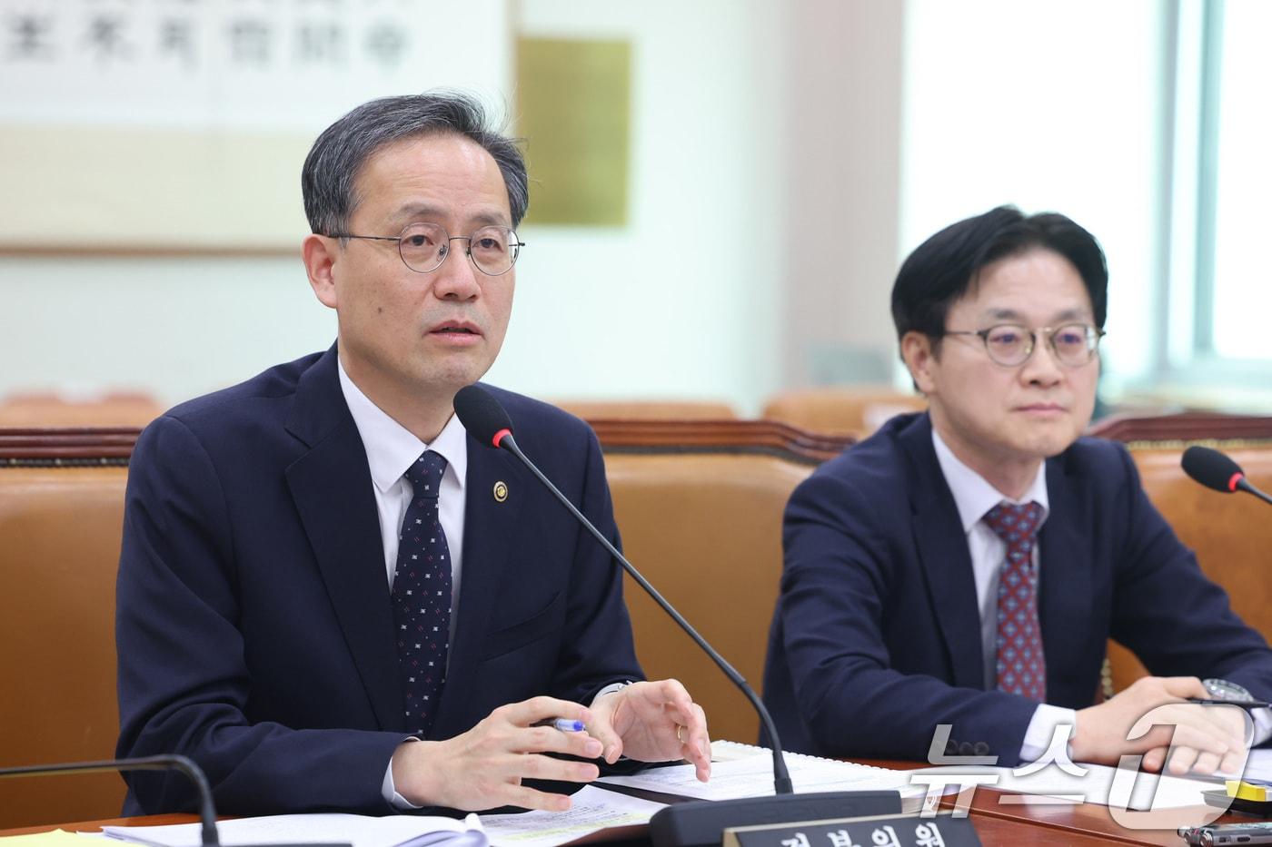 본문 이미지 - 이형일 재정경제부 1차관이 11일 서울 여의도 국회에서 열린 법제사법위원회 전체회의에서 의원 질의에 답변하고 있다. 2026.3.11 ⓒ 뉴스1 신웅수 기자