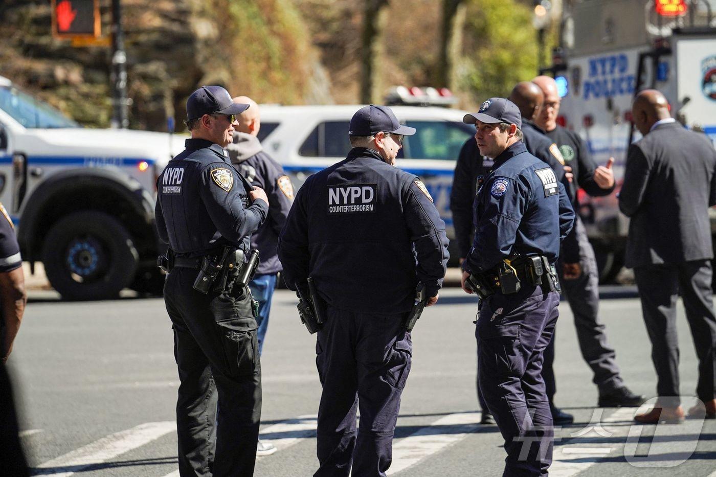 본문 이미지 - 10일(현지시간) 미국의 조란 맘다니 뉴욕시장 관저인 그레이시 맨션 인근 칼 슈르츠 공원에서 수상한 소포가 발견됐다는 신고를 받은 경찰이 안전 확인을 위해 출동한 모습. 2026.03.10 ⓒ AFP=뉴스1