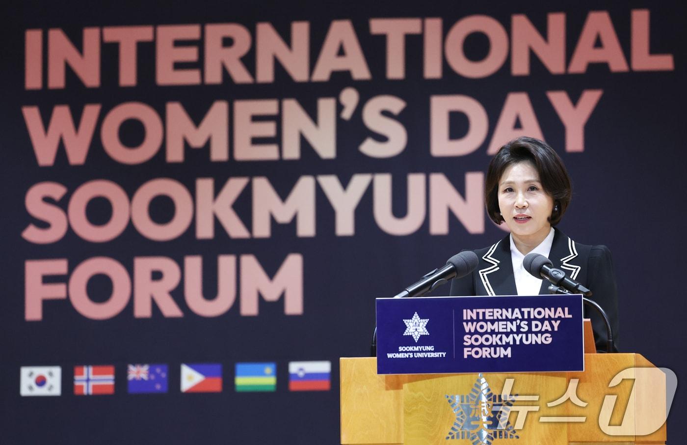 본문 이미지 - 김혜경 여사가 11일 서울 용산구 숙명여자대학교에서 열린 2026 세계 여성의 날 기념 숙명 국제포럼에서 발언을 하고 있다. 2026.3.11 ⓒ 뉴스1 이재명 기자