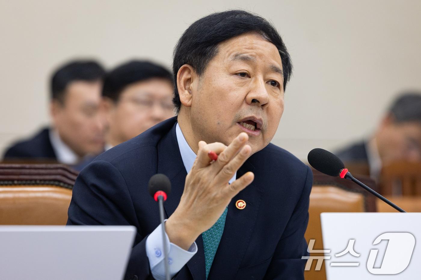 본문 이미지 - 구윤철 부총리 겸 재정경제부 장관이 11일 서울 여의도 국회에서 열린 제433회 국회(임시회) 재정경제기획위원회 제1차 전체회의에서 의원들의 현안질의에 답변하고 있다. 2026.3.11 ⓒ 뉴스1 유승관 기자