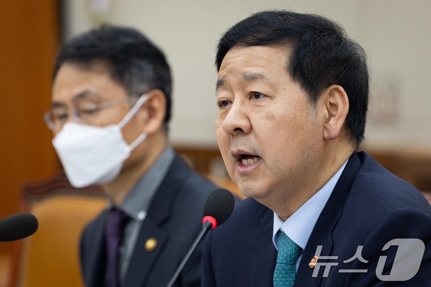 본문 이미지 - 구윤철 부총리 겸 재정경제부 장관이 11일 서울 여의도 국회에서 열린 제433회 국회(임시회) 재정경제기획위원회 제1차 전체회의에서 의원들의 현안질의에 답변하고 있다. 2026.3.11 ⓒ 뉴스1 유승관 기자