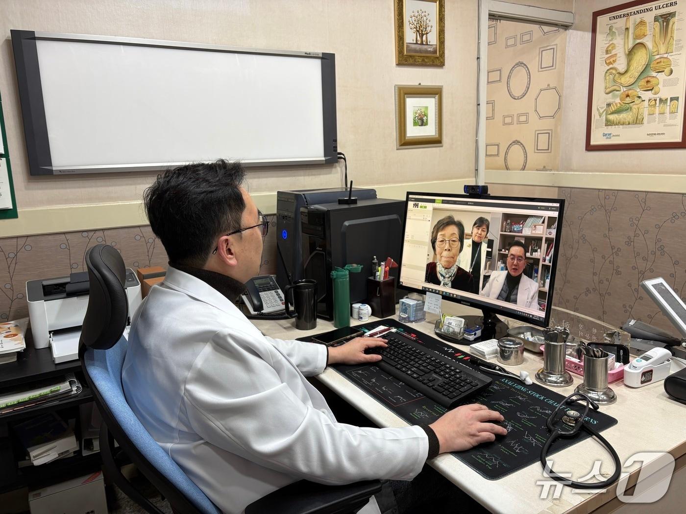 본문 이미지 - 경북 청도군은 정보통신기술(ICT)을 활용해 의료 접근성이 낮은 농촌 주민을 대상으로 원격협진 사업을 확대한다고 밝혔다.(청도군 제공. 재판매 및 DB금지)/뉴스1