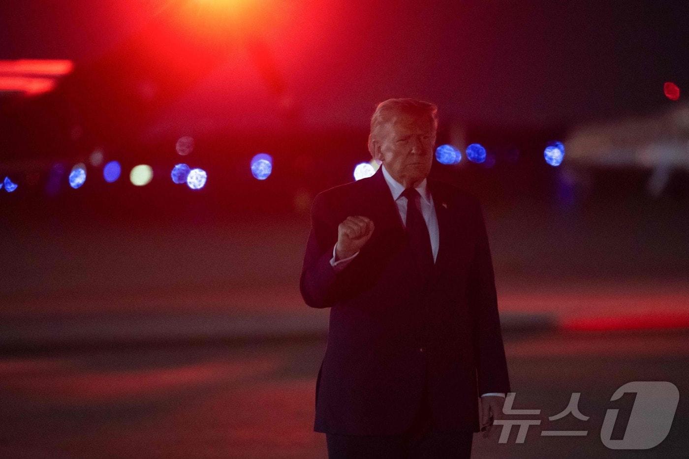 본문 이미지 - 도널드 트럼프 미국 대통령이 9일(현지시간) 메릴랜드주 앤드루스 합동기지에 도착해 에어포스 원에서 내리고 있다. 2026.3.9 ⓒ AFP=뉴스1