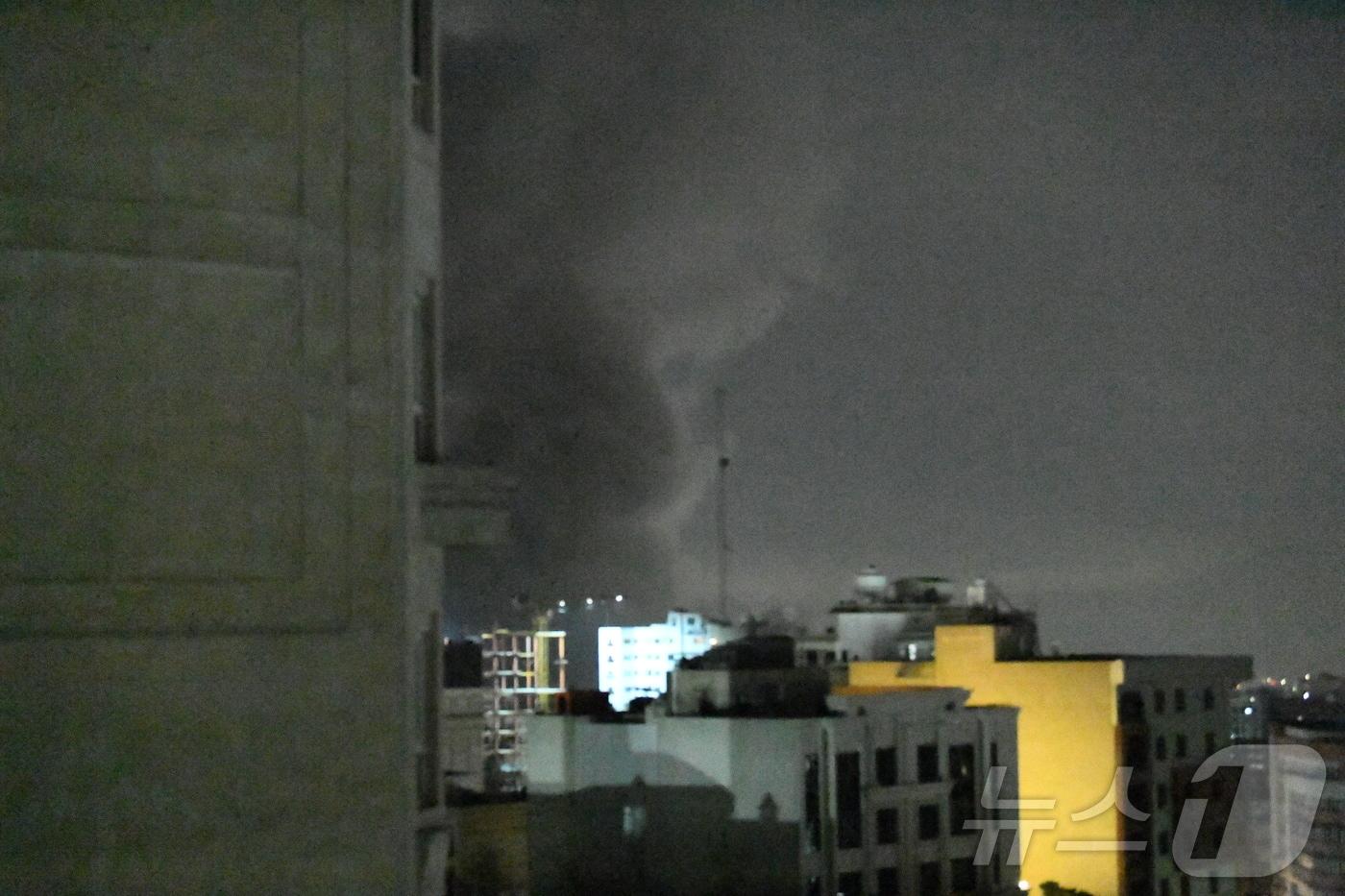 본문 이미지 - 10일(현지시간) 공습을 받은 이란 테헤란의 건물에서 짙은 연기가 피어오르고 있다. 2026.03.10. ⓒ 신화=뉴스1