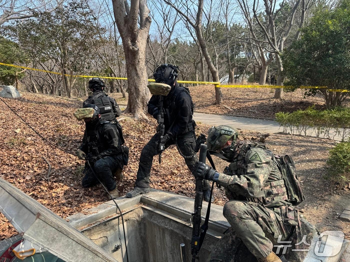 본문 이미지 - 육군 53사단 부산여단 장병들이 유관기관과 함께 중요시설 통합방호훈련을 진행하고 있다.(53사단 제공. 재판매 및 DB 금지)