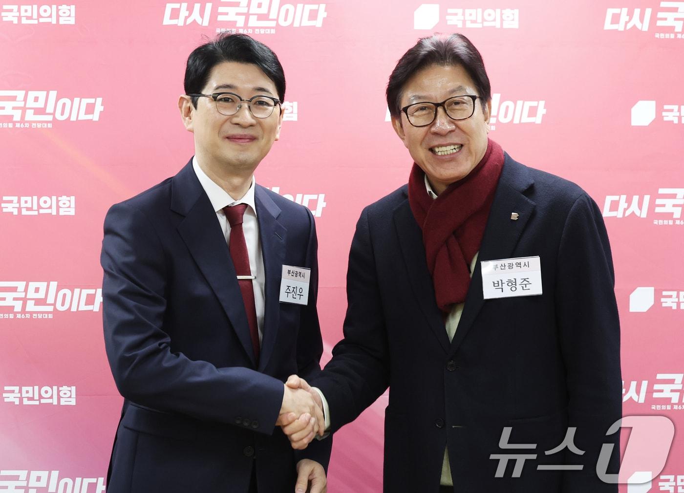 본문 이미지 - 6·3 지방선거 부산시장 예비후보로 등록한 박형준 부산시장(오른쪽)과 주진우 의원이 지난 3월 11일 오후 서울 영등포구 국민의힘 중앙당사에서 열린 광역단체장 후보자 면접에 앞서 기념촬영을 하고 있다. 2026.3.11 ⓒ 뉴스1 오대일 기자