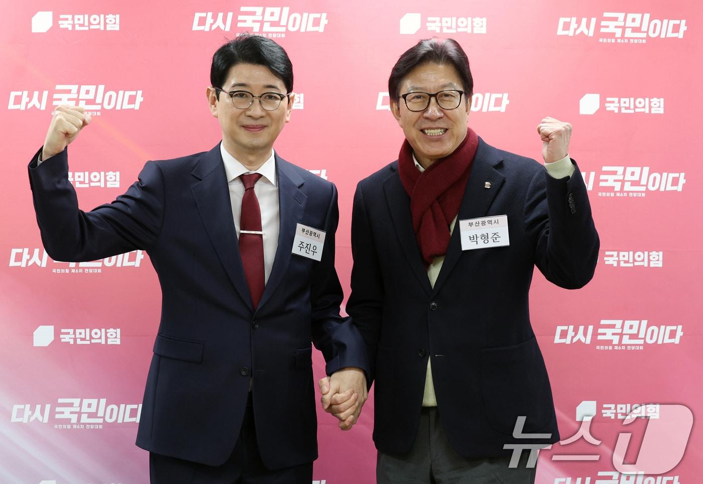 본문 이미지 - 6·3 지방선거 부산시장 예비후보로 등록한 박형준 부산시장(오른쪽)과 주진우 의원이 지난 3월 11일 오후 서울 영등포구 국민의힘 중앙당사에서 열린 광역단체장 후보자 면접에 앞서 기념촬영을 하고 있다. 2026.3.11 ⓒ 뉴스1 오대일 기자