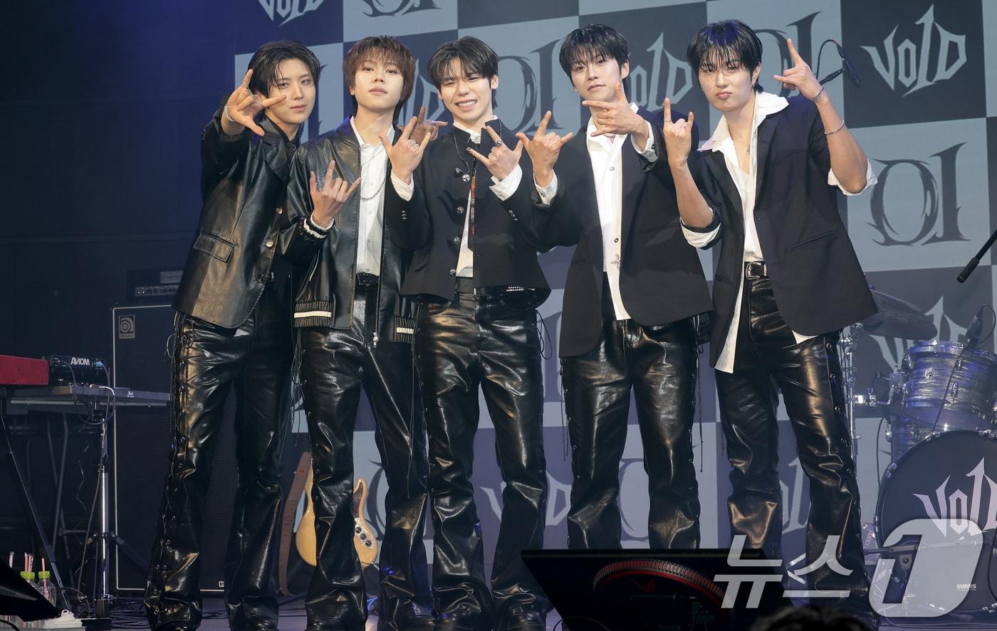 본문 이미지 - 5인조 남성밴드 보이드(V01D) 케빈박(왼쪽부터)과 신노스케, 조주연, 송유찬, 정지섭이 11일 서울 종로구 대학로 SA HALL에서 가진 데뷔 미니앨범 ‘01’ 발매 쇼케이스에서 포즈를 취하고 있다. 2026.3.11 ⓒ 뉴스1 권현진 기자