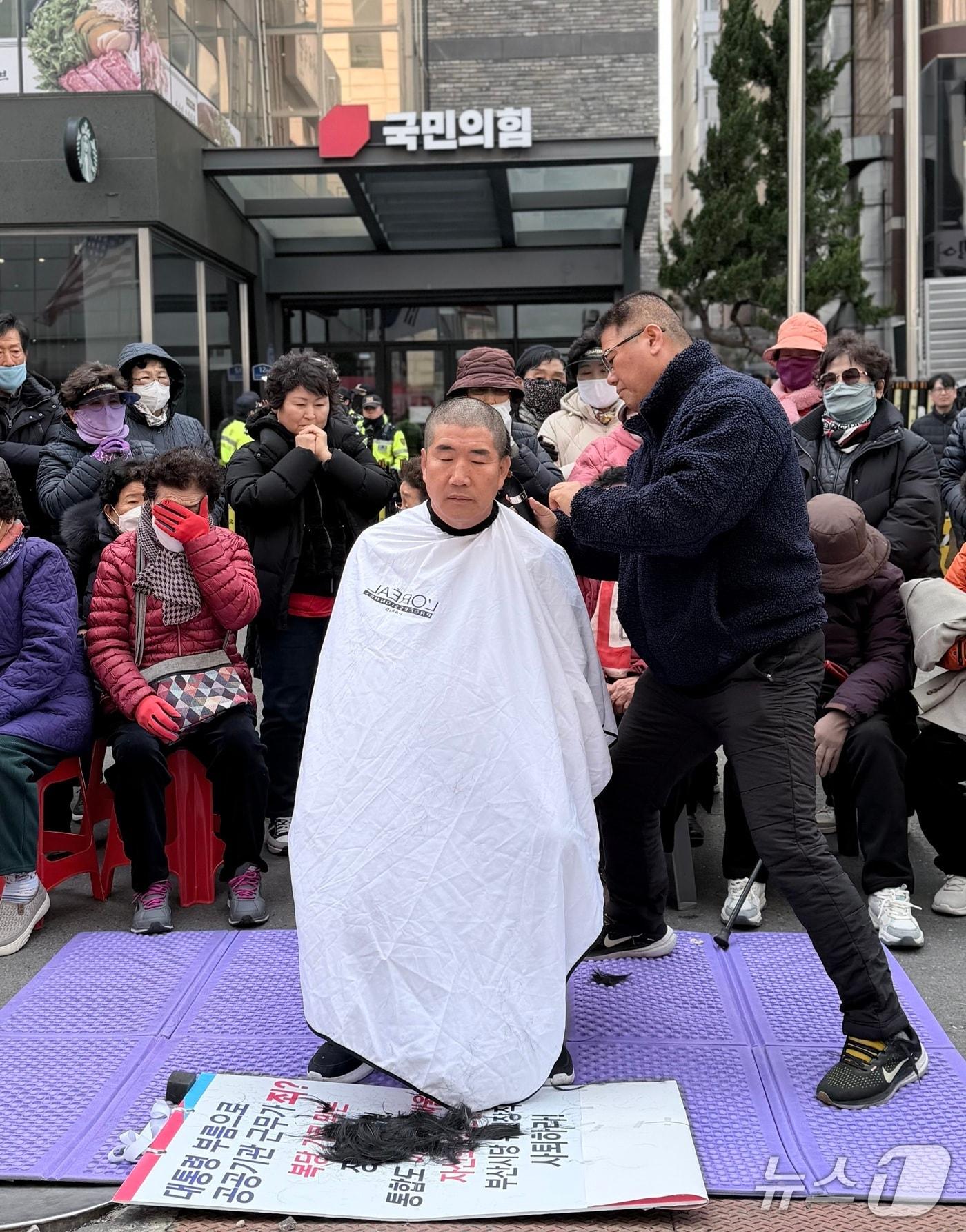 본문 이미지 - 김쌍우 전 부산시의원이 11일 서울 여의도 국민의힘 중앙당사를 찾아 지도부에 입장문을 전달하고 삭발 시위를 하고 있다.(김쌍우 전 시의원 제공. 재판매 및 DB금지)