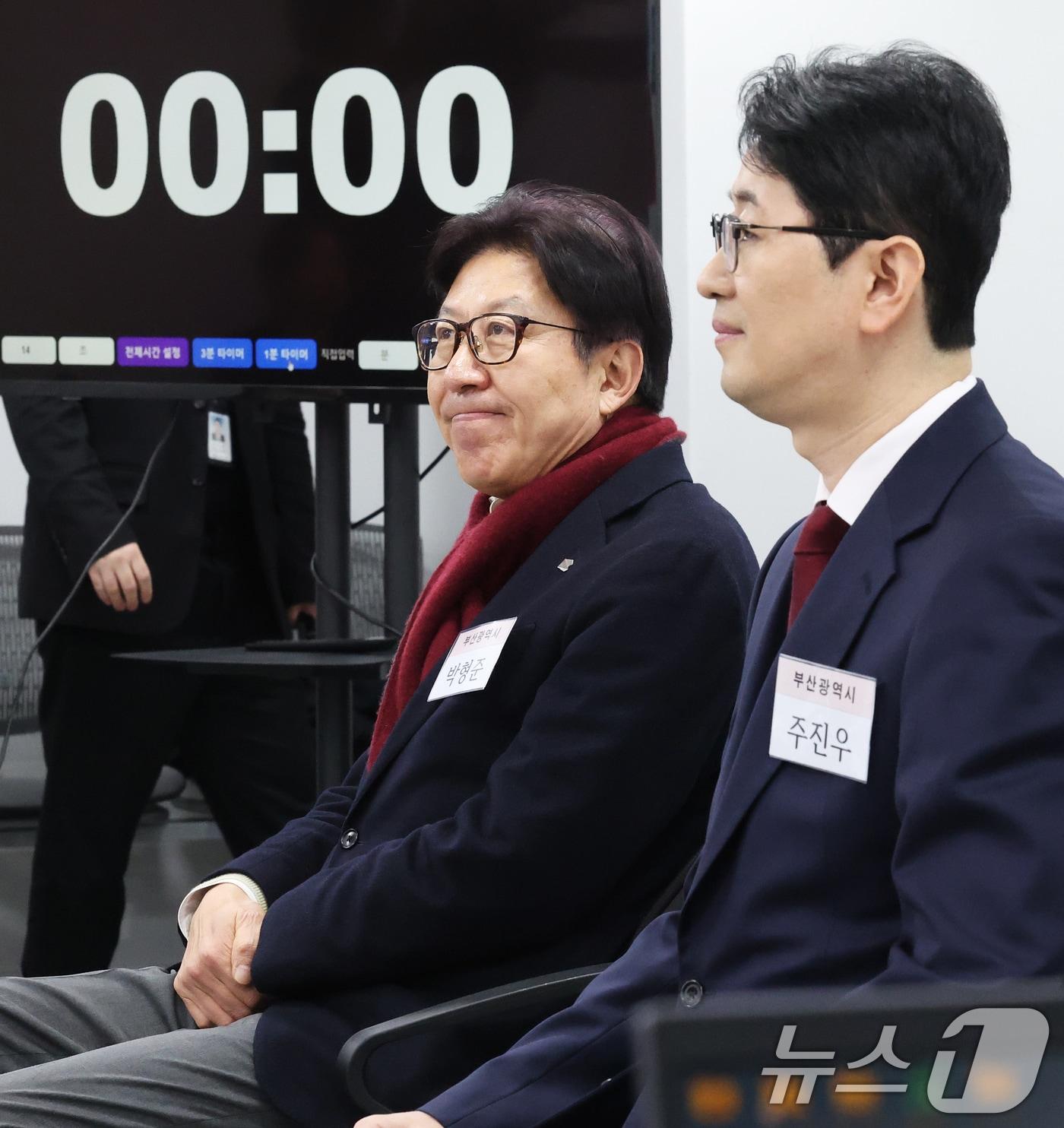 본문 이미지 - 6·3 지방선거 부산시장에 예비후보로 등록한 박형준 부산시장(왼쪽)과 주진우 의원이 11일 오후 서울 영등포구 국민의힘 중앙당사에서 광역단체장 후보자 면접을 보고 있다. 2026.3.11 ⓒ 뉴스1 오대일 기자