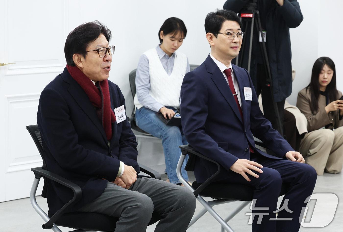 본문 이미지 - 6·3 지방선거 부산시장에 예비후보로 등록한 박형준 부산시장(왼쪽)과 주진우 의원이 11일 오후 서울 영등포구 국민의힘 중앙당사에서 광역단체장 후보자 면접을 보고 있다. 2026.3.11 ⓒ 뉴스1 오대일 기자
