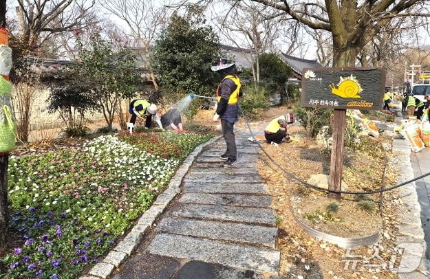 본문 이미지 - 전주시가 봄꽃 10만 본을 충경로와 태조로, 덕진광장 등 17개 주요노선에 배치된 가로화분과 테마화단에 식재할 계획이다.(전주시 제공, 재판매 및 DB 금지)/뉴스1