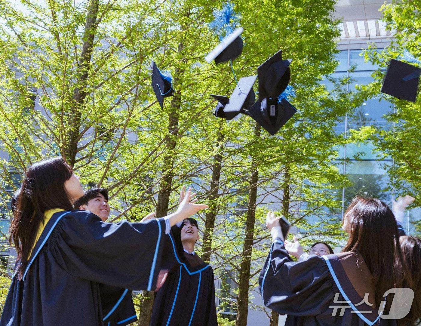 본문 이미지 - 학사모를 던지고 있는 NLCS 제주 졸업생들.(NLCS 제주 제공, 재판매 및 DB 금지)