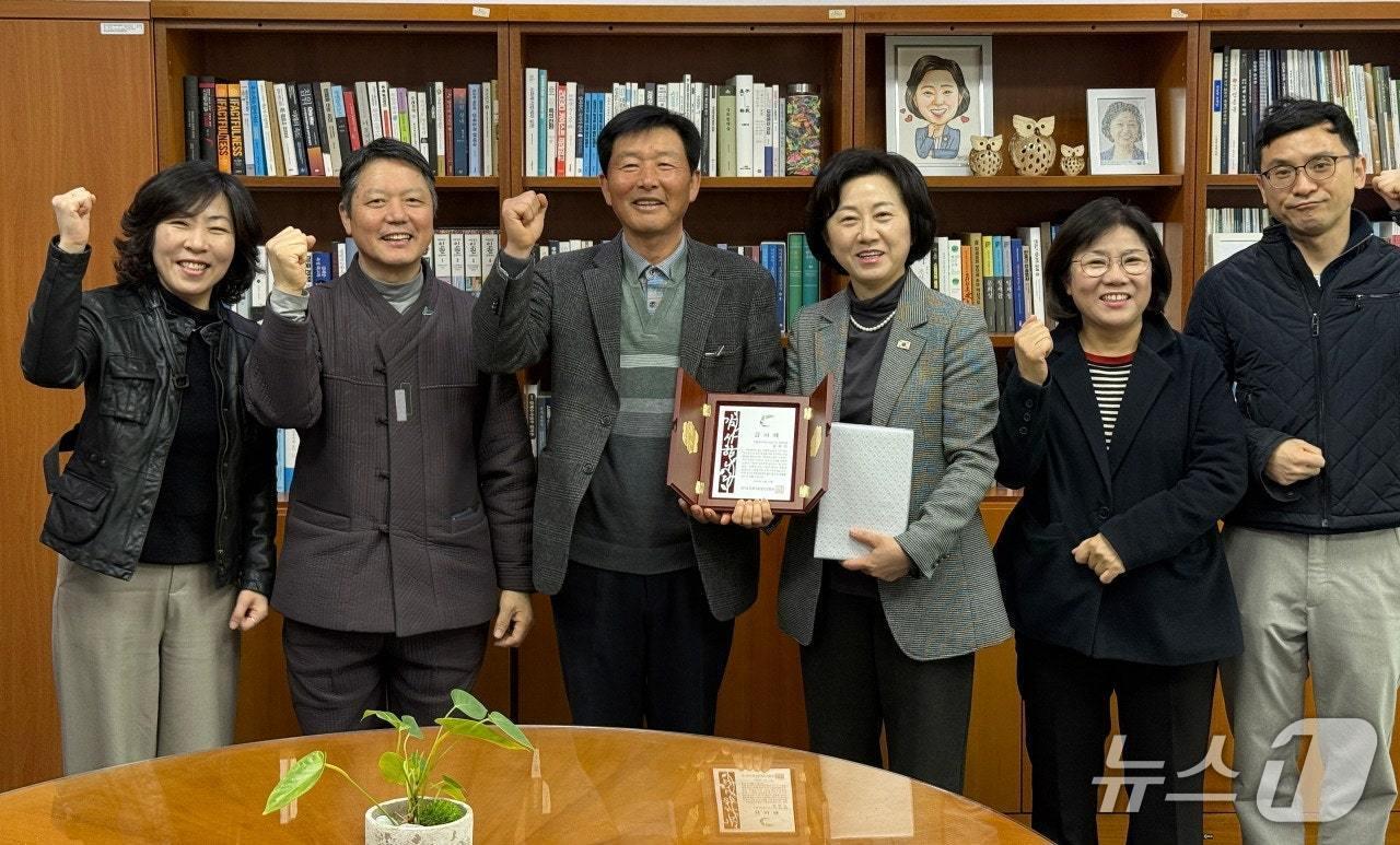 본문 이미지 - 송옥주 의원(사진 오른쪽 세번째)이 친환경급식 관련 입법 활동 공로로 경기도친환경농업인연합회로부터 감사패를 받은 뒤 기념촬영을 하고 있다.