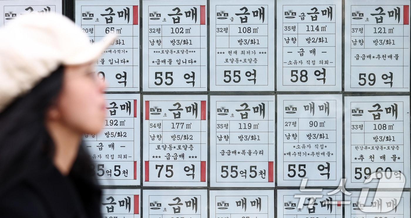 본문 이미지 - 서울 강남권과 한강벨트를 중심으로 아파트 매물이 가파르게 증가하는 가운데 서울 강남구의 한 부동산에 매물 정보가 표시돼 있다. ⓒ 뉴스1 최지환 기자