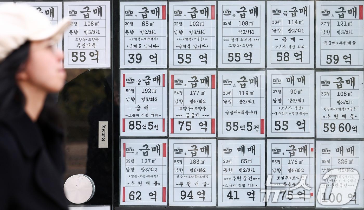 본문 이미지 - 서울 강남구의 한 부동산에 매물 정보가 표시되어 있다. (자료사진) ⓒ 뉴스1 최지환 기자