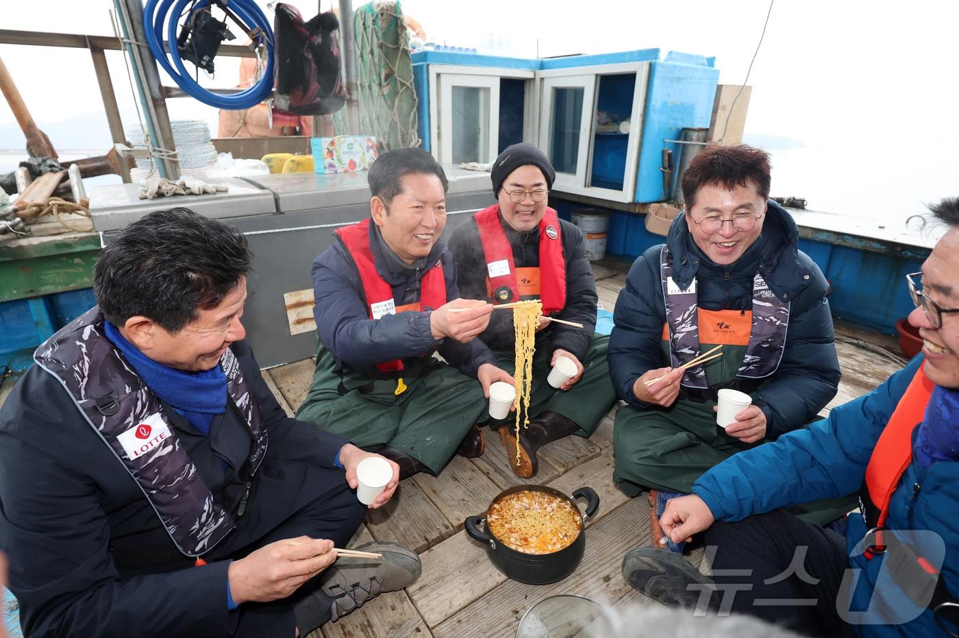 본문 이미지 - 정청래 더불어민주당 대표와 인천시장 후보인 박찬대 의원이 11일 오후 인천 강화군 서검도 앞바다 조업한계선 근처 괴리어장에서 새우잡이 조업 현장 체험을 하고 간식을 먹고 있다. (공동취재) 2026.3.11 ⓒ 뉴스1 신웅수 기자