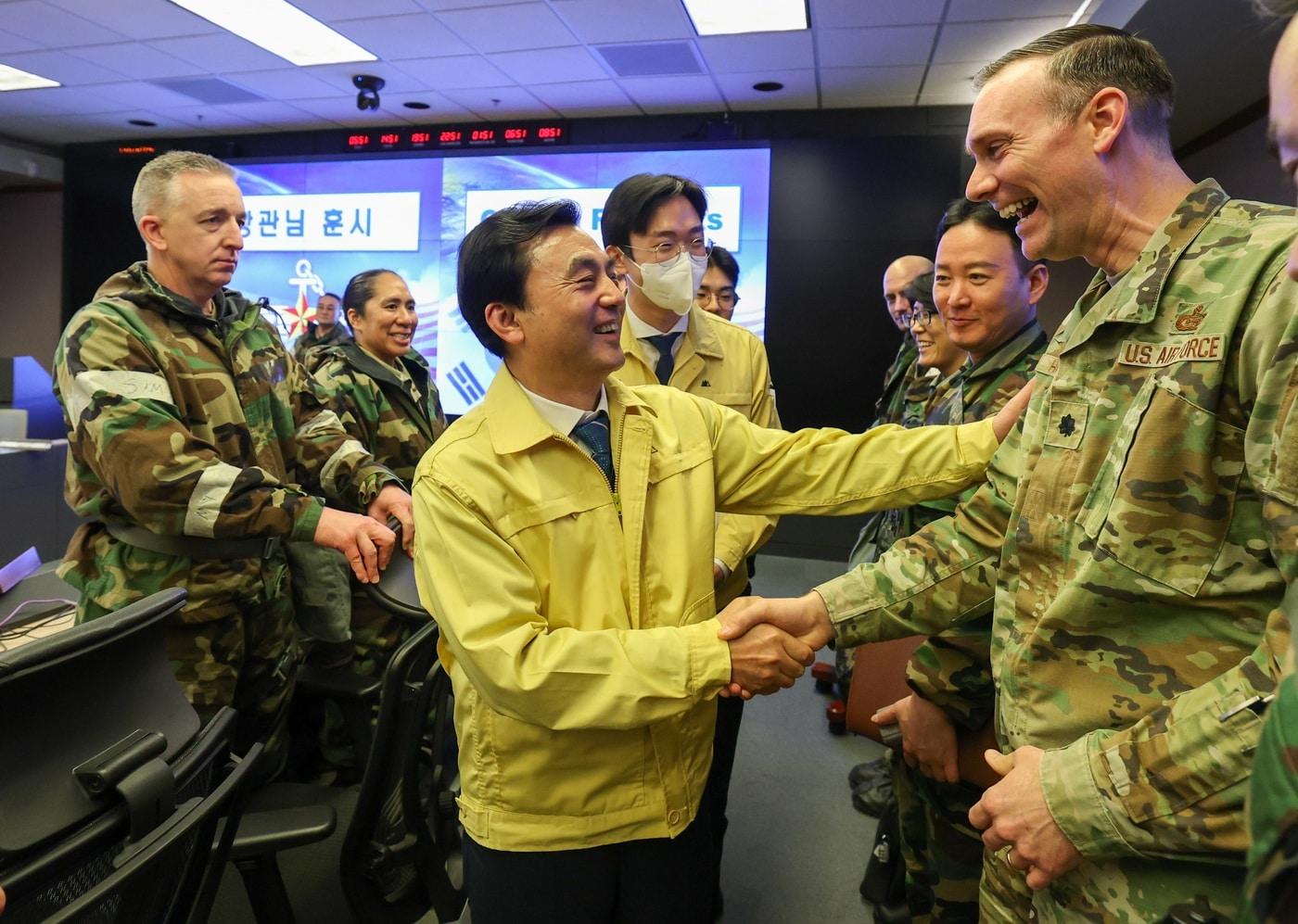 본문 이미지 - 안규백 국방부장관이 FS 연습이 진행 중인 3월 11일 연합 공군구성군사령부를 방문해 한미장병들을 격려하고 있다.(국방부 제공)