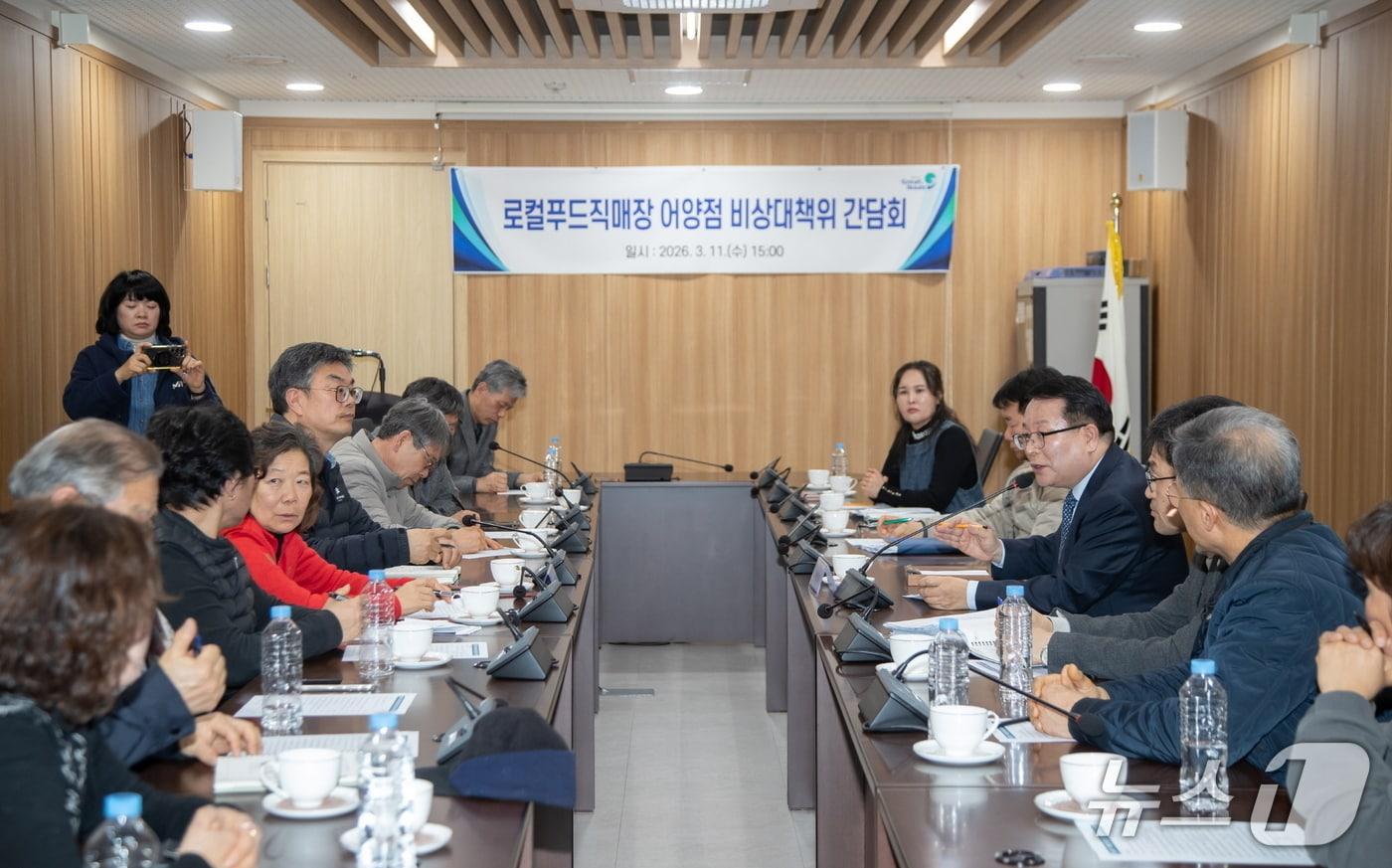 본문 이미지 - 정헌율 전북 익산시장이 11일 오후 어양로컬푸드 직매장의 불법 영업 사태를 해결하기 위해 불법 운영에 가담하지 않은 '정상화 조합원 비상대책위원회' 임원진과 간담회를 갖고 있다.(익산시 제공. 재판매 및 DB 금지)