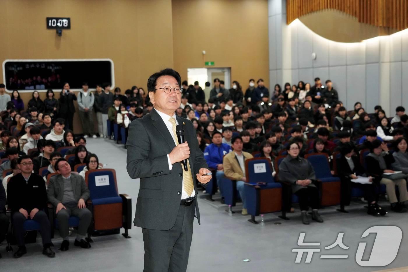 본문 이미지 - 강기정 광주광역시장이 11일 조선대학교 서석홀에서 지역대학생들과 행정통합 후 변화상에 대해 이야기 나누고 있다. (광주광역시 제공. 재판매 및 DB금지) 2026.3.11 ⓒ 뉴스1