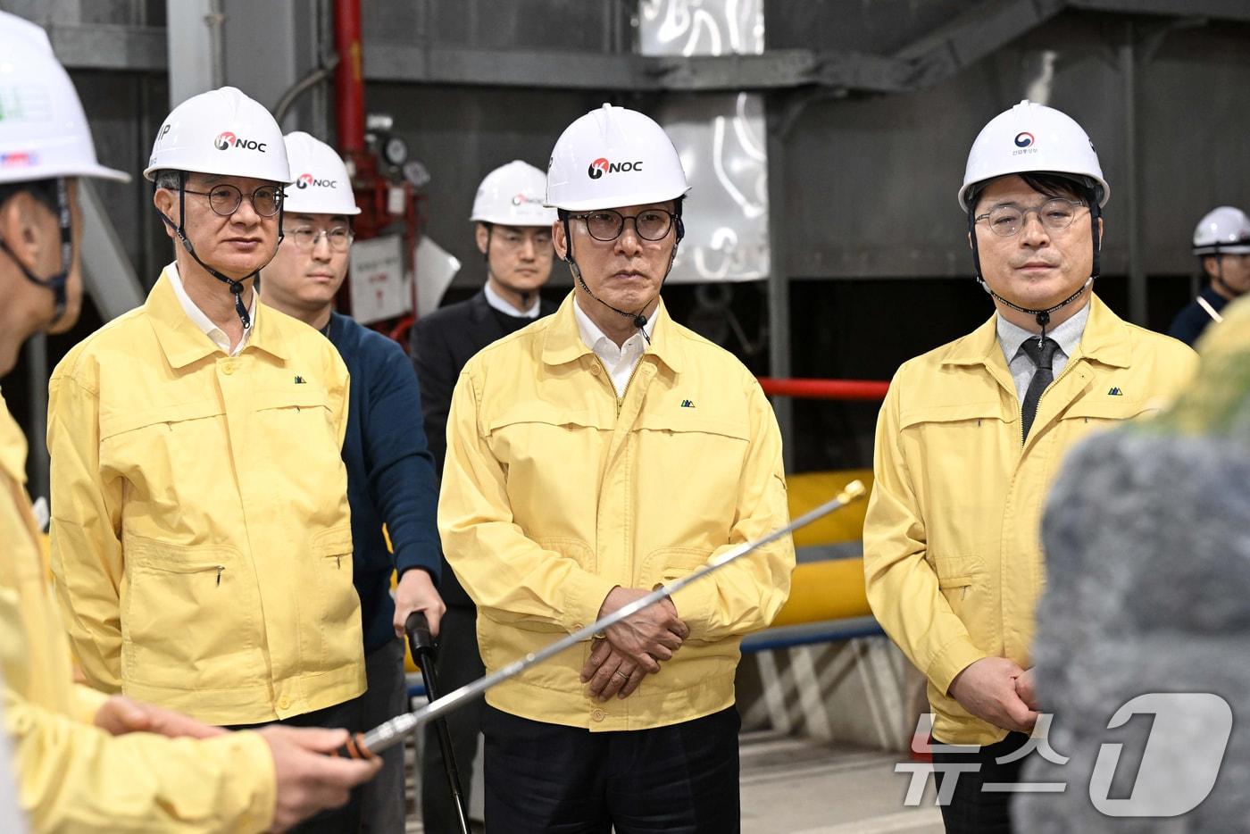 본문 이미지 - 김민석 국무총리가 중동 사태로 석유 가격 변동성이 커지고 있는 11일 경기도 구리시 한국석유공사 구리지사를 방문해 손주석 한국석유공사 사장과 지하저장공동에 대한 설명을 듣고 있다. 2026.3.11 ⓒ 뉴스1 정부청사사진기자단