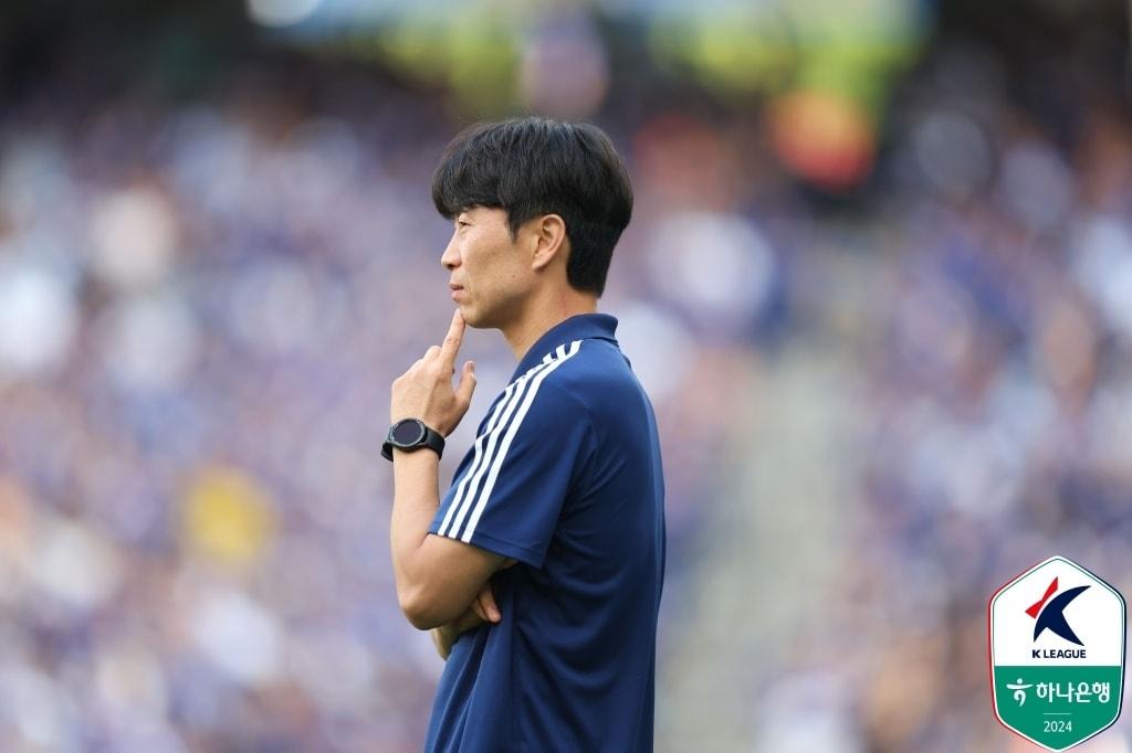 본문 이미지 - K리그 TSG 위원으로 활동하는 김두현 전 감독 (한국프로축구연맹 제공)
