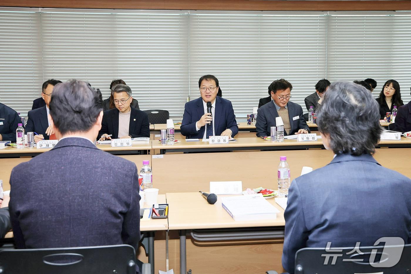 본문 이미지 - 장금용 창원시장 권한대행(가운데)이 11일 성산구에 있는 제조업체 TIC 대회의실에서 열린 '글로벌 위기 대응을 위한 기업체·유관기관 긴급 간담회'에서 발언하고 있다.(경남도 제공. 재판매 및 DB금지)