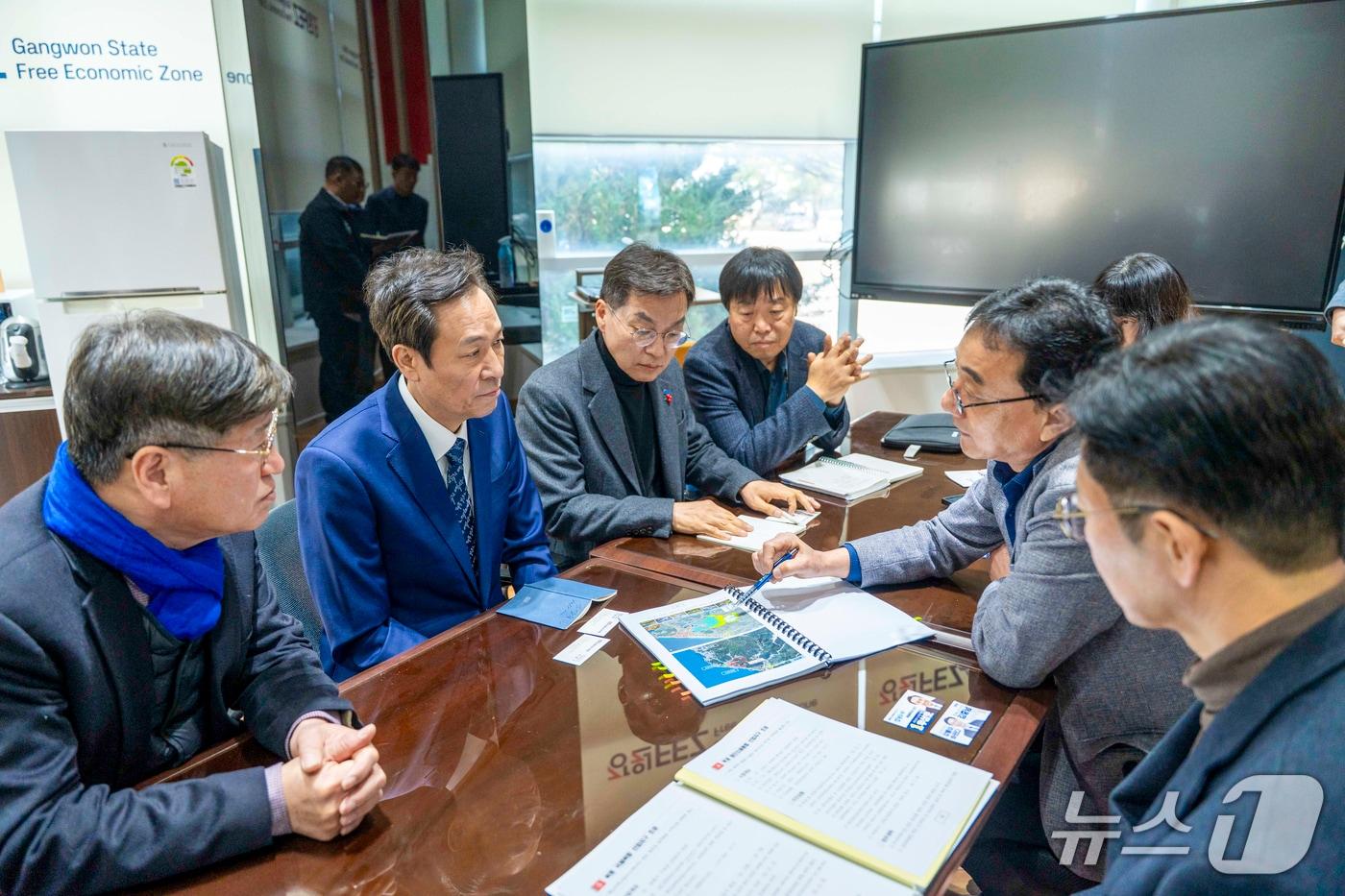 본문 이미지 - 11일 강원 동해시 강원경제자유구역 홍보관을 찾은 우상호 더불어민주당 강원도지사 예비후보(사진 왼쪽 가운데)와 같은 당 김중남 강릉시장 예비후보(사진 왼쪽 3번째. 우상호 예비후보 특 제공, 재판매 및 DB 금지) 2026.3.11/뉴스1