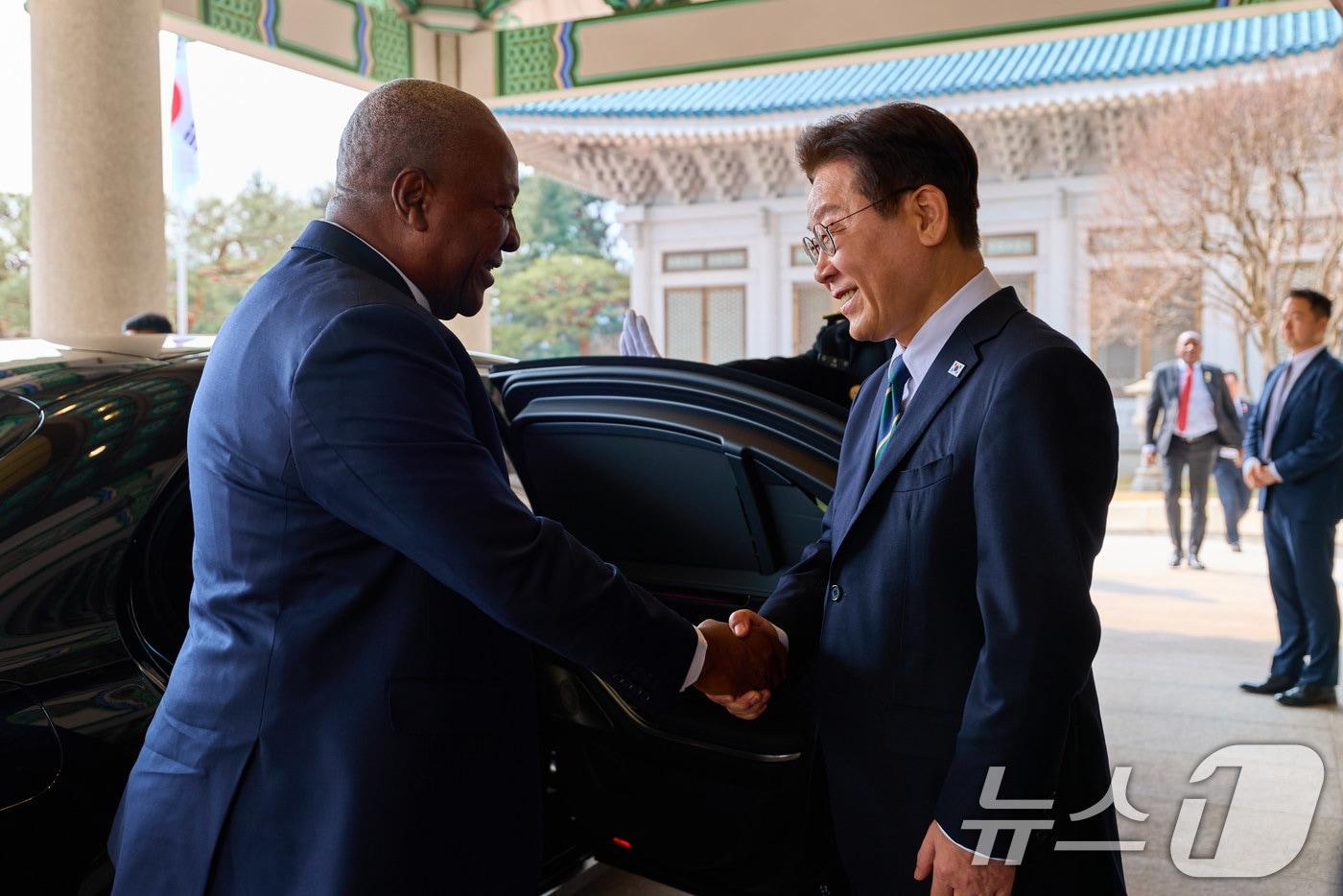 본문 이미지 - 이재명 대통령이 11일 청와대에서 존 드라마니 마하마 가나 대통령을 영접하고 있다. (청와대 제공. 재판매 및 DB 금지) 2026.3.11 ⓒ 뉴스1 이재명 기자