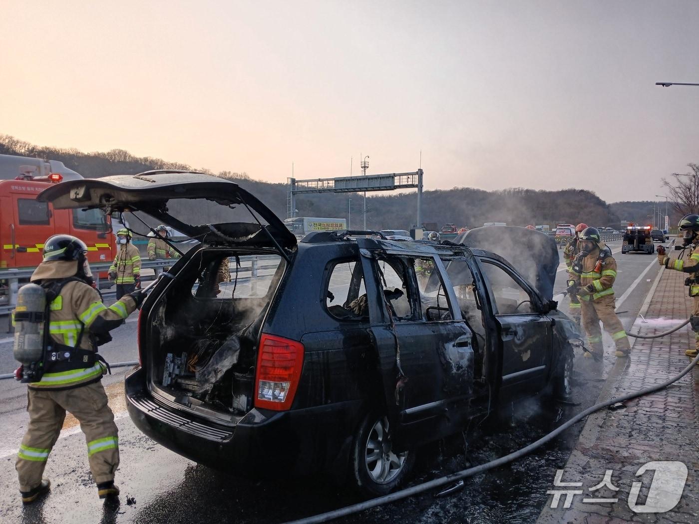 본문 이미지 - 11일 오후 5시15분쯤 경북 칠곡군 지천면 영오리 경부고속도로 서울 방향으로 운행 중이던 RV에 불이나 진화대원들이 불을끄고 있다.(경북소방본부 제공. 재판매 및 DB 금지)2026.3.11/뉴스1