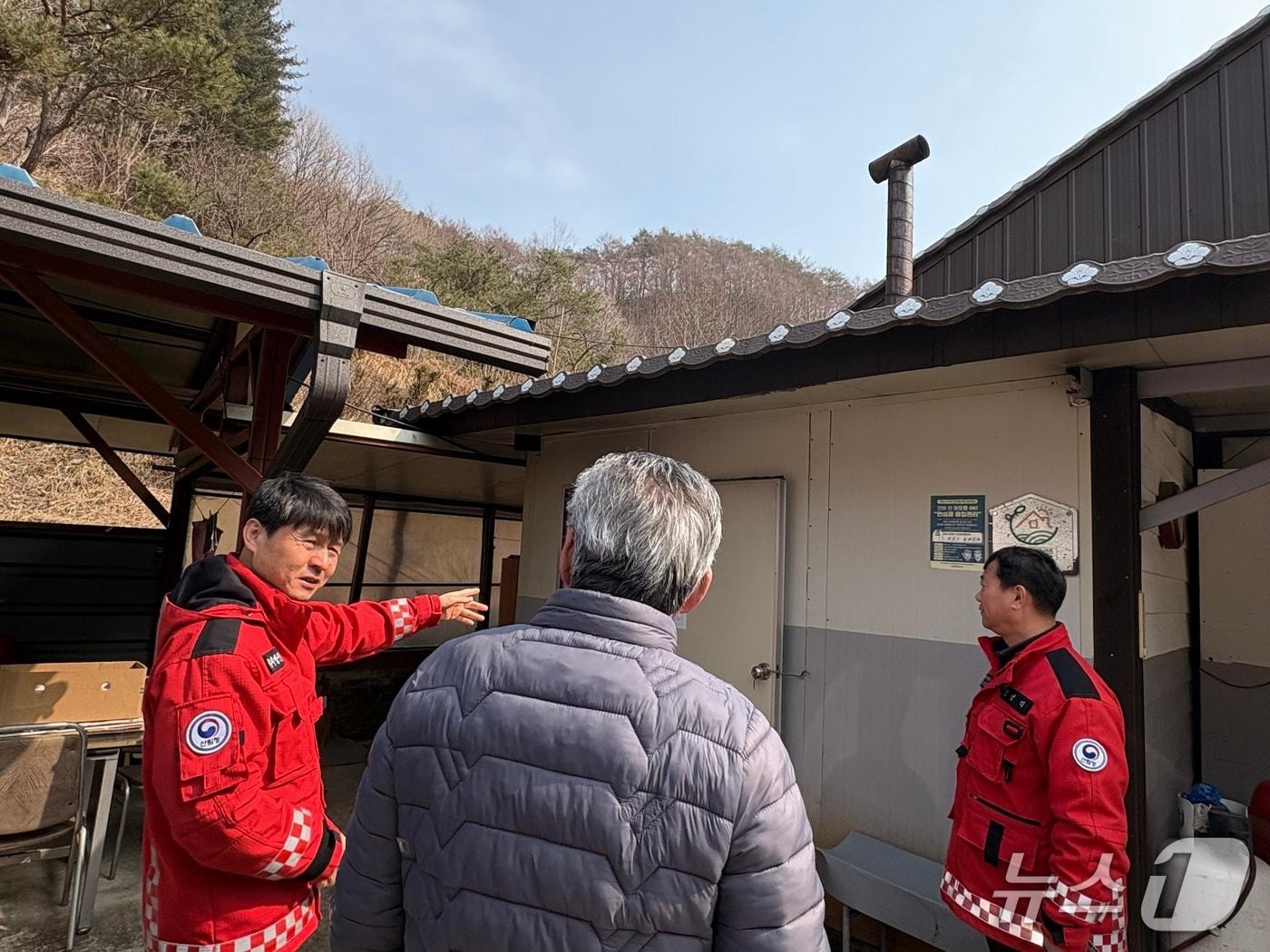 본문 이미지 - 북부지방산림청이 11일 강원 횡성군 전통시장 주변에서 강원도·횡성군·산림조합 등 유관기관들과 합동 산불예방 캠페인을 했다. (북부지방산림청 제공. 재판매 및 DB금지) 2026.3.11/뉴스1