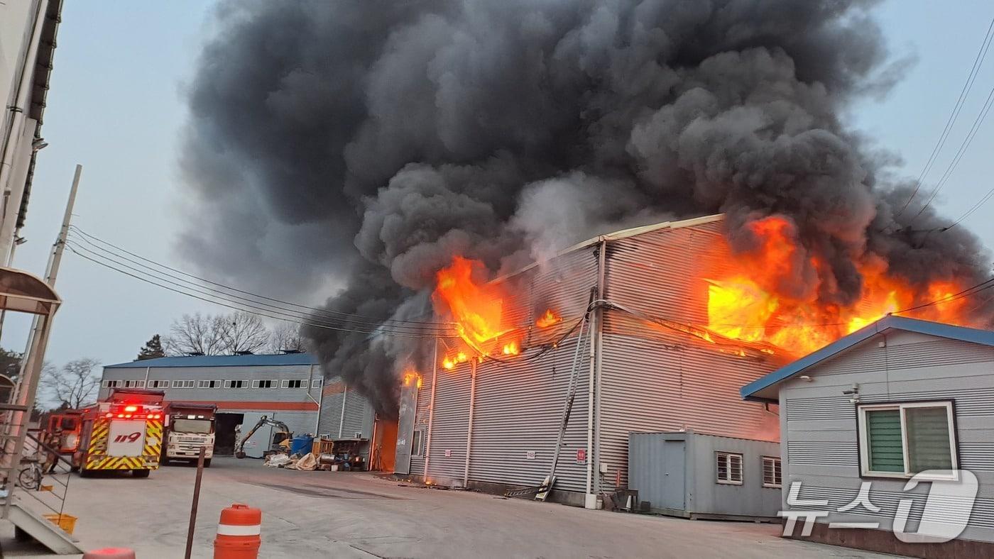 본문 이미지 - 11일 오후 6시 21분께 전북 완주군 봉동읍의 한 폐기물 자원순환시설에서 불이 나 소방 당국이 진화 중이다.(전북소방본부 제공. 재판매 및 DB금지)