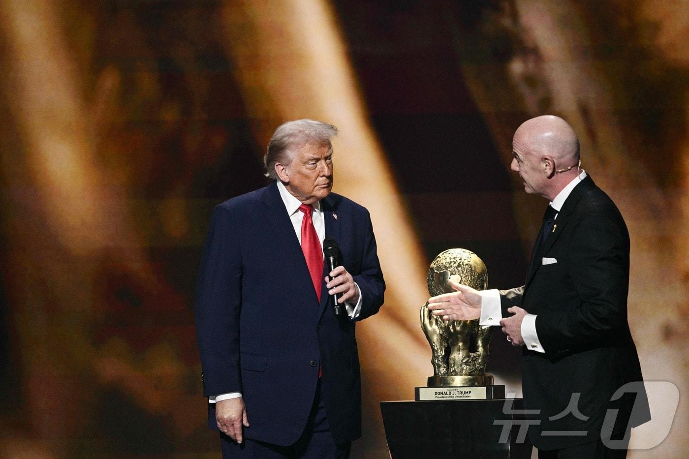 본문 이미지 - 도널드 트럼프 미국 대통령(왼쪽)과 잔니 인판티노 FIFA 회장 ⓒ AFP=뉴스1